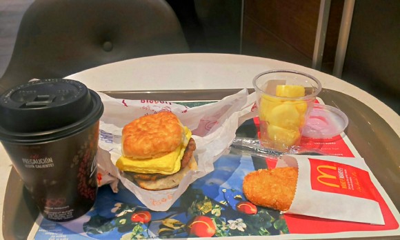 McDonald's waikiki店でソーセージビスケット with エッグ のセット